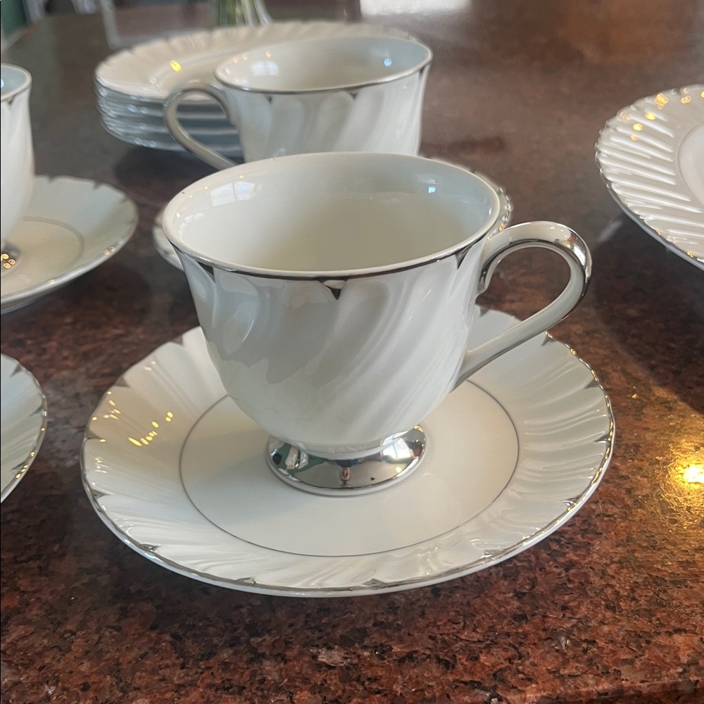 Vintage Harmony House Heirloom Fine China Dinnerware Set - Picture 5 of 9